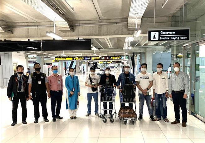 Rapatriement de sept Vietnamiens coincés à l’aéroport Suvarnabhumi de Bangkok ảnh 1