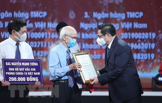 Le PM à la cérémonie de lancement du Fonds de vaccins anti-Covid-19 ảnh 2 Le PM à la cérémonie de lancement du Fonds de vaccins anti-Covid-19 ảnh 2