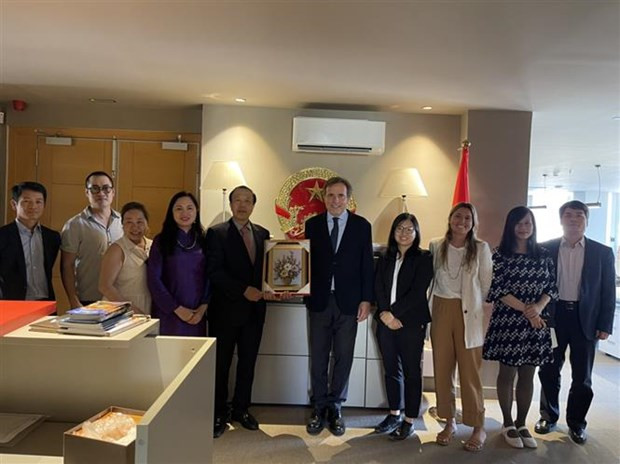 L'ambassadeur du Vietnam en Espagne participe aux activités à Barcelone ảnh 1 L'ambassadeur du Vietnam en Espagne participe aux activités à Barcelone ảnh 1