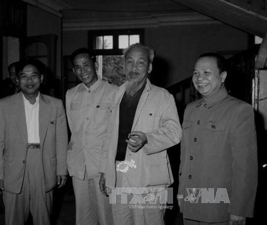 Le président salue la mémoire de l'ancien secrétaire général Lê Duân ảnh 1 Le président salue la mémoire de l'ancien secrétaire général Lê Duân ảnh 1