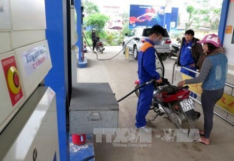 Le litre d'essence baisse de 600 dongs ảnh 1 Le litre d'essence baisse de 600 dongs ảnh 1