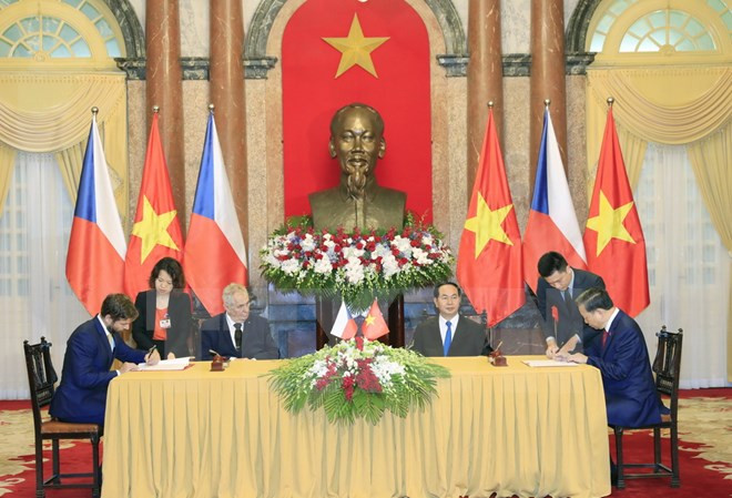 Le président tchèque termine sa visite d’Etat au Vietnam ảnh 1 Le président tchèque termine sa visite d’Etat au Vietnam ảnh 1