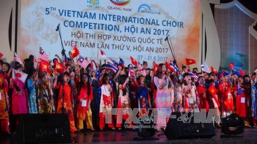 Un millier d’artistes au concours de chant choral de Hoi An 2017 ảnh 1 Un millier d’artistes au concours de chant choral de Hoi An 2017 ảnh 1