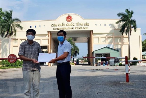 Kien Giang aide les Vietnamiens résidant au Cambodge touchés par le COVID-19 ảnh 1 Kien Giang aide les Vietnamiens résidant au Cambodge touchés par le COVID-19 ảnh 1