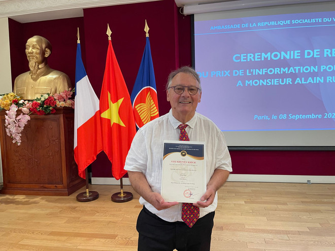 Remise du Prix vietnamien de l’Information à l’historien Alain Ruscio ảnh 2 Remise du Prix vietnamien de l’Information à l’historien Alain Ruscio ảnh 2
