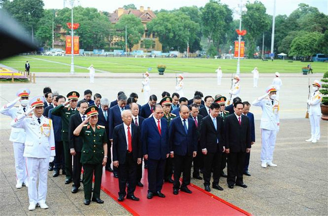 Fête nationale : les dirigeants rendent hommage au Président Hô Chi Minh ảnh 1 Fête nationale : les dirigeants rendent hommage au Président Hô Chi Minh ảnh 1
