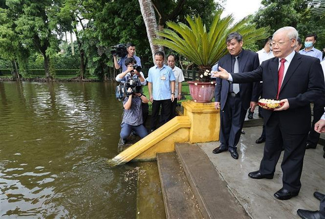 Le leader du PCV brûle de l'encens en mémoire du Président Hô Chi Minh ảnh 2