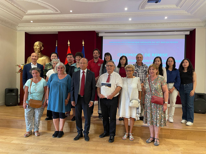 Remise du Prix vietnamien de l’Information à l’historien Alain Ruscio ảnh 3 Remise du Prix vietnamien de l’Information à l’historien Alain Ruscio ảnh 3