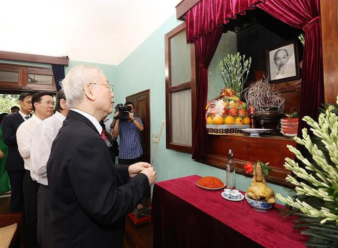 Le leader du PCV brûle de l'encens en mémoire du Président Hô Chi Minh ảnh 1 Le leader du PCV brûle de l'encens en mémoire du Président Hô Chi Minh ảnh 1