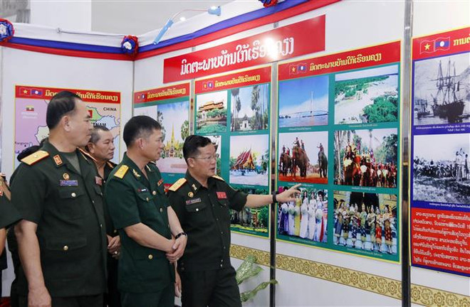 Exposition de photos sur les relations spéciales Vietnam-Laos à Vientiane ảnh 1