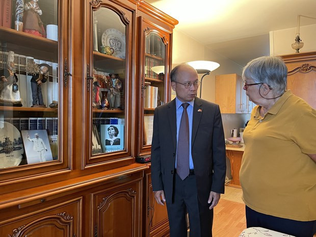 L’ambassadeur du Vietnam en France rend visite à la famille de la camarade Raymonde Dien ảnh 1 L’ambassadeur du Vietnam en France rend visite à la famille de la camarade Raymonde Dien ảnh 1