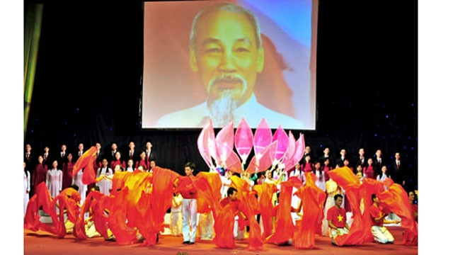 Programme artistique «Vietnam rayonnant» en l’honneur de la Fête nationale ảnh 1 Programme artistique «Vietnam rayonnant» en l’honneur de la Fête nationale ảnh 1