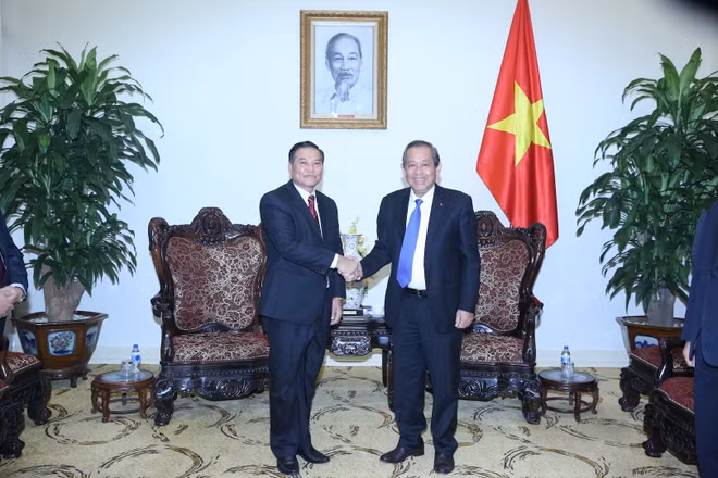 Front : des dirigeants laotiens reçus par le vice-PM Truong Hoa Binh ảnh 1