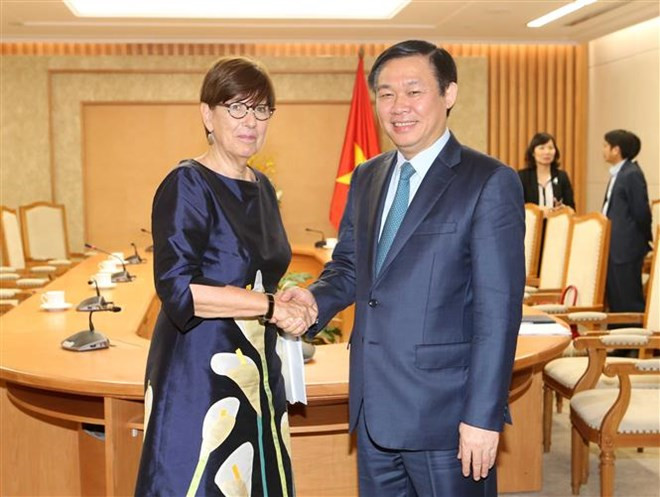 Le vice-PM Vuong Dinh Hue reçoit des ambassadeurs étrangers ảnh 1