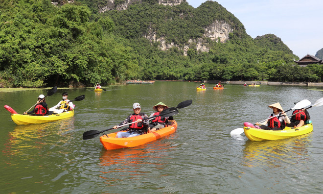 Ninh Binh : faire du kayak au complexe touristique de Trang An, une nouvelle expérience ảnh 1 Ninh Binh : faire du kayak au complexe touristique de Trang An, une nouvelle expérience ảnh 1