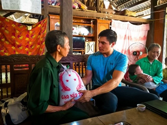Un enseignant américain et son voyage d’allumer des bougies au Vietnam ảnh 1 Un enseignant américain et son voyage d’allumer des bougies au Vietnam ảnh 1