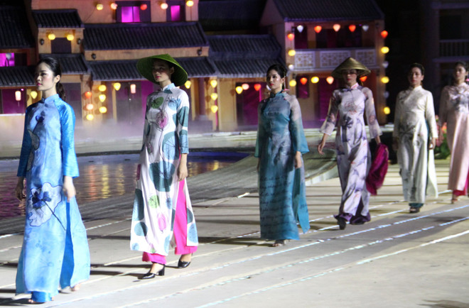 La fête de l'Ao dài Hoi An-beaux paysages du Vietnam séduit des visiteurs à Hoi An (Quang Nam) ảnh 1