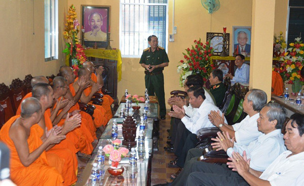 Remise de cadeaux aux Khmers en l'honneur de la fête Sene Dolta ảnh 1 Remise de cadeaux aux Khmers en l'honneur de la fête Sene Dolta ảnh 1