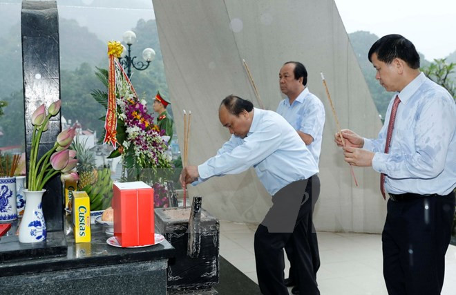 Le PM rend hommage aux soldats du régiment 52 Tay Tien à Son La ảnh 1 Le PM rend hommage aux soldats du régiment 52 Tay Tien à Son La ảnh 1