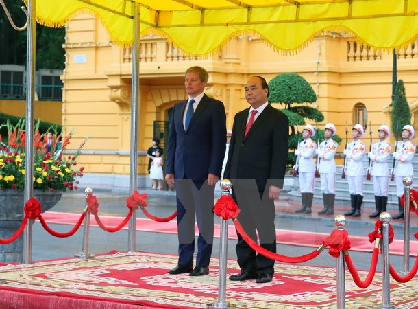 Entretien entre les deux Premiers ministres vietnamien et roumain ảnh 1 Entretien entre les deux Premiers ministres vietnamien et roumain ảnh 1