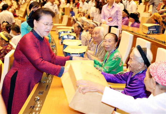 La présidente de l’AN rencontre 300 mères héroïnes du Vietnam ảnh 1 La présidente de l’AN rencontre 300 mères héroïnes du Vietnam ảnh 1