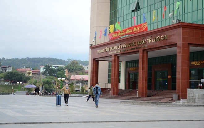Lao Cai suspend les entrées et les sorties des touristes via son poste frontalier avec la Chine ảnh 1