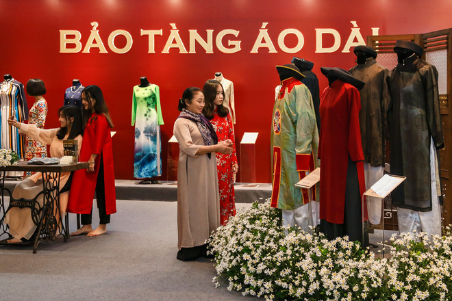 Ao dài, star de l’exposition «Espace du Patrimoine du Vietnam» ảnh 1 Ao dài, star de l’exposition «Espace du Patrimoine du Vietnam» ảnh 1