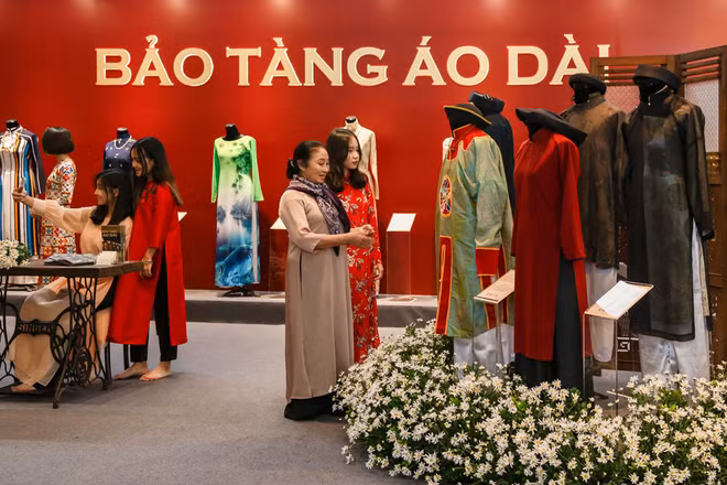 Ao dài, star de l’exposition «Espace du Patrimoine du Vietnam» ảnh 1 Ao dài, star de l’exposition «Espace du Patrimoine du Vietnam» ảnh 1