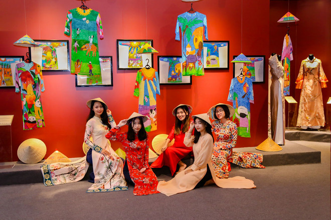 Ao dài, star de l’exposition «Espace du Patrimoine du Vietnam» ảnh 3 Ao dài, star de l’exposition «Espace du Patrimoine du Vietnam» ảnh 3