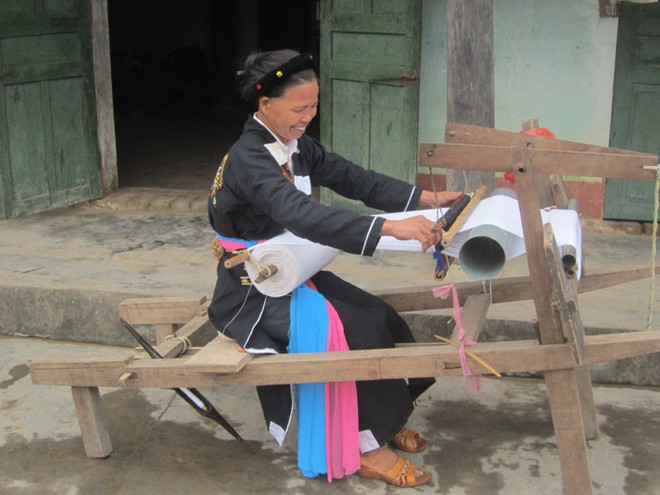 Chez les Cao Lan de Khe Nghè, le métier à tisser la tradition ảnh 1