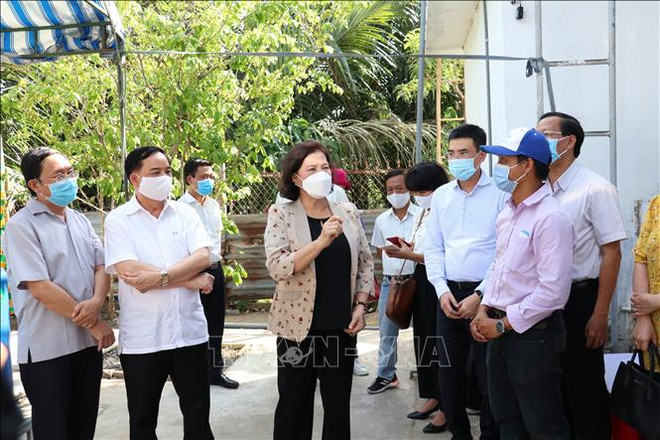 Livrer le purificateur d'eau RO à la population touchée par la sécheresse à Bên Tre ảnh 1 Livrer le purificateur d'eau RO à la population touchée par la sécheresse à Bên Tre ảnh 1
