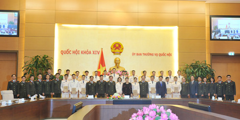 La présidente de l'AN Nguyen Thi Kim Ngan reçoit des jeunes policiers exemplaires ảnh 1 La présidente de l'AN Nguyen Thi Kim Ngan reçoit des jeunes policiers exemplaires ảnh 1