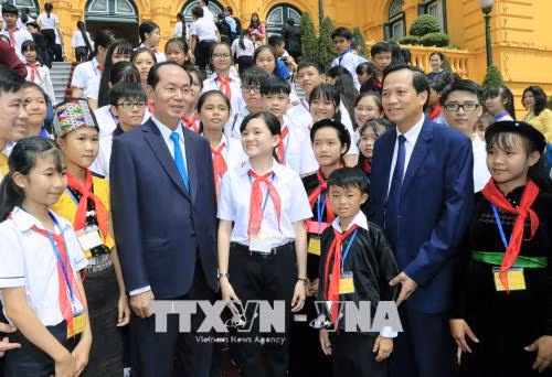 Le président Tran Dai Quang rencontre des enfants en situation difficile ảnh 1