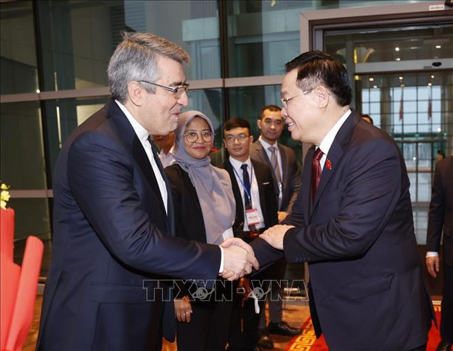 Le président de l’AN part pour participer à l’AIPA-44 et effectuer des visites officielles en Indonésie et en Iran ảnh 2 Le président de l’AN part pour participer à l’AIPA-44 et effectuer des visites officielles en Indonésie et en Iran ảnh 2