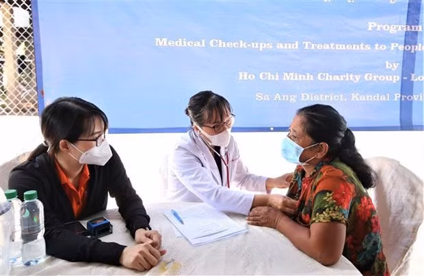 Programme d’examen médical et médicaments gratuits en faveur de Cambodgiens ảnh 2