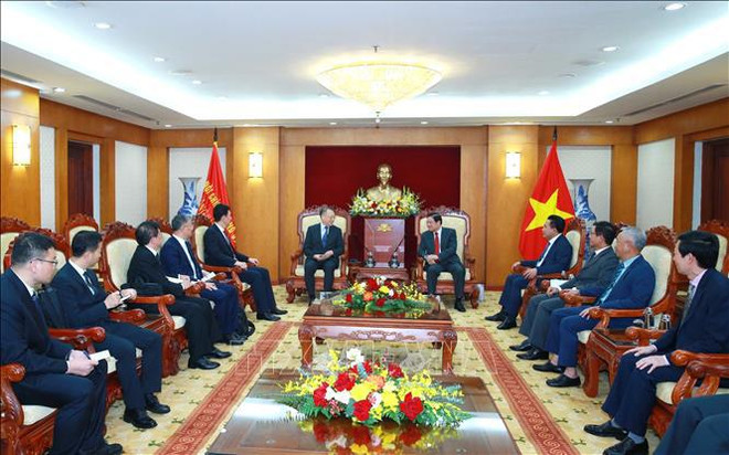 Le chef de la Commission des affaires intérieures du Comité central du PCV reçoit une délégation chinoise ảnh 1 Le chef de la Commission des affaires intérieures du Comité central du PCV reçoit une délégation chinoise ảnh 1