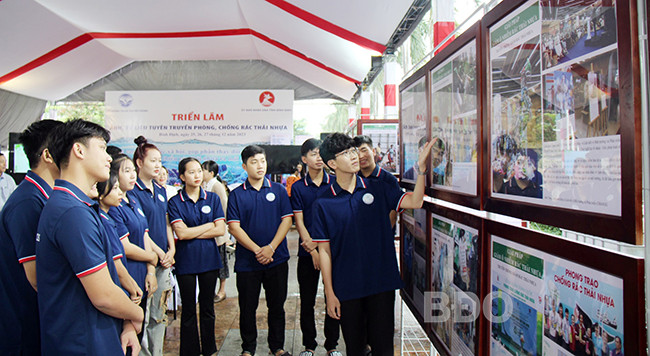 Exposition contre les déchets plastiques à Binh Dinh ảnh 1