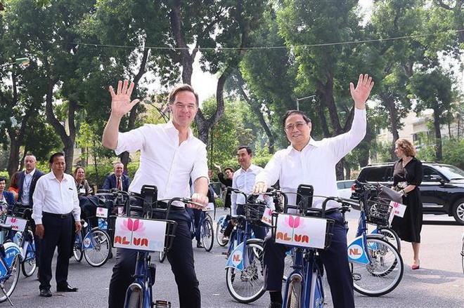 Les Premiers ministres vietnamien et néerlandais font du vélo ensemble dans des rues de Hanoï ảnh 2 Les Premiers ministres vietnamien et néerlandais font du vélo ensemble dans des rues de Hanoï ảnh 2