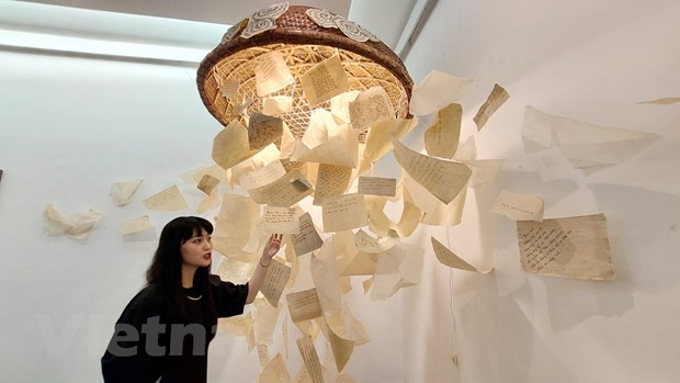 Vernissage d’une exposition artistique sur l’amitié entre le Vietnam et Singapour ảnh 1 Vernissage d’une exposition artistique sur l’amitié entre le Vietnam et Singapour ảnh 1