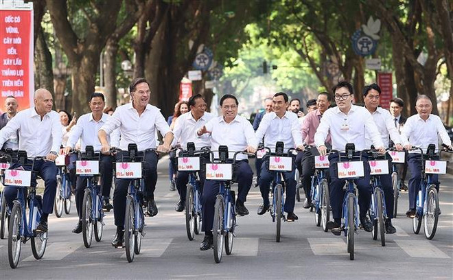 Les Premiers ministres vietnamien et néerlandais font du vélo ensemble dans des rues de Hanoï ảnh 1