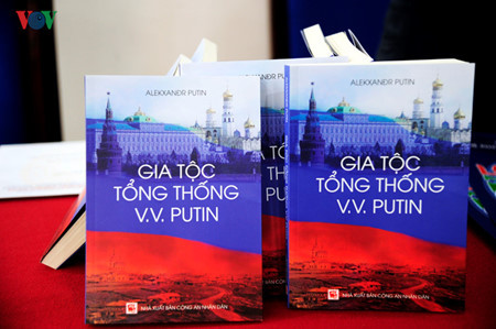 Publication d’un livre sur la famille de Vladimir Poutine en vietnamien ảnh 1 Publication d’un livre sur la famille de Vladimir Poutine en vietnamien ảnh 1