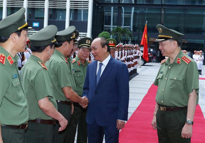 Le PM apprécie les réalisations des forces de la Police populaire ảnh 1