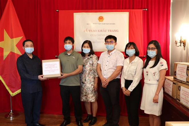 Remise de 50.000 masques faciaux à la communauté vietnamienne au Canada ảnh 1 Remise de 50.000 masques faciaux à la communauté vietnamienne au Canada ảnh 1