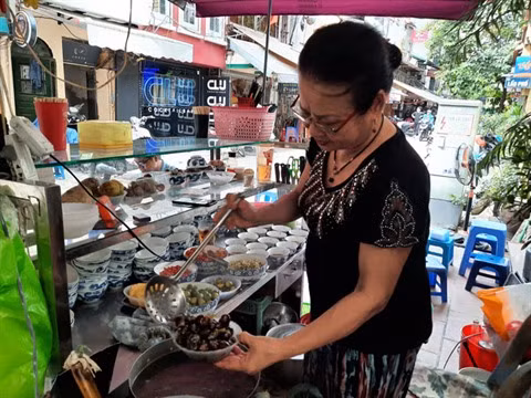 Une échoppe singulière dans la rue culinaire de Hanoï ảnh 1