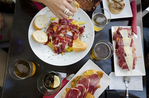 Quatre villes vietnamiennes célèbrent la Journée mondiale des tapas ảnh 1 Quatre villes vietnamiennes célèbrent la Journée mondiale des tapas ảnh 1