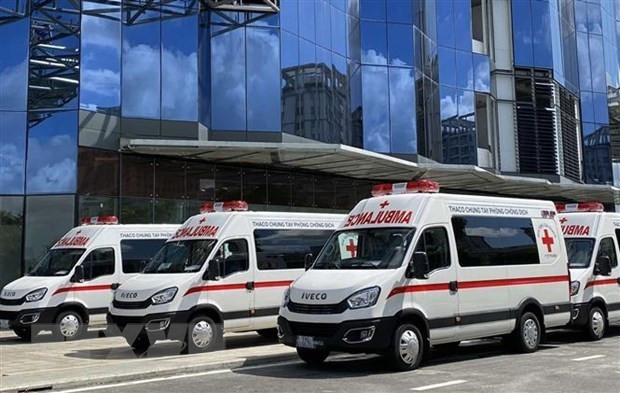 THACO fait don d'ambulances et de camions de vaccination mobiles à Hô Chi Minh-Ville ảnh 1