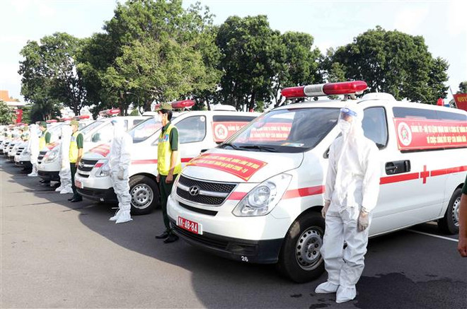 COVID-19 : le ministère de la Défense remet 30 ambulances à Ho Chi Minh-Ville ảnh 1 COVID-19 : le ministère de la Défense remet 30 ambulances à Ho Chi Minh-Ville ảnh 1