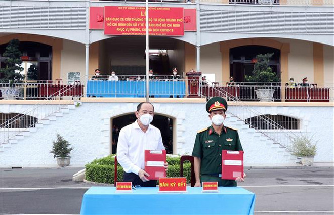 COVID-19 : le ministère de la Défense remet 30 ambulances à Ho Chi Minh-Ville ảnh 2 COVID-19 : le ministère de la Défense remet 30 ambulances à Ho Chi Minh-Ville ảnh 2
