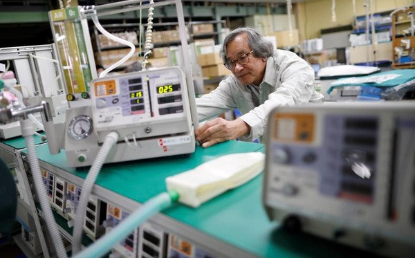 L'homme d'affaires qui a inventé le ventilateur MV20 fabrique un masque anti-virus ảnh 1