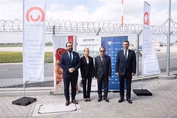 La Pologne offre au Vietnam un lot de vaccins contre le Covid-19 ảnh 1